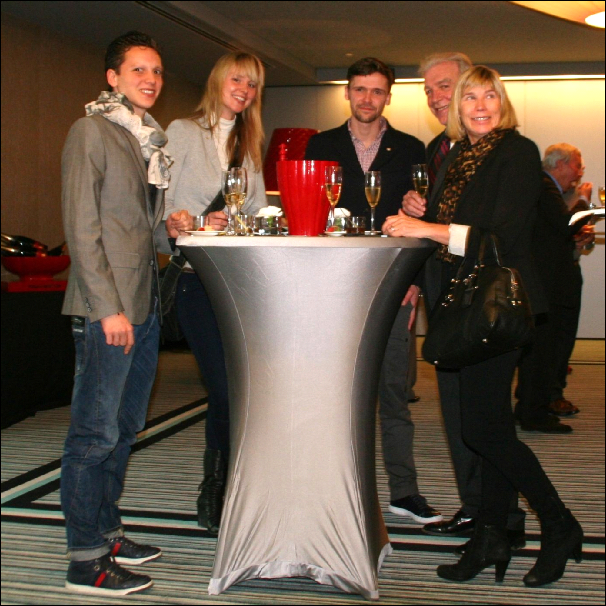 Syrco Bakker (links) van Pure-C met zijn vriendin en Huibrecht Berends (zaalverantwoordelijke Pure-C, midden) tijdens de perspresentatie (Hotel La Réserve te Knokke). Toprestaurants in de zwinregio 2012 | Zeeland | Sluis